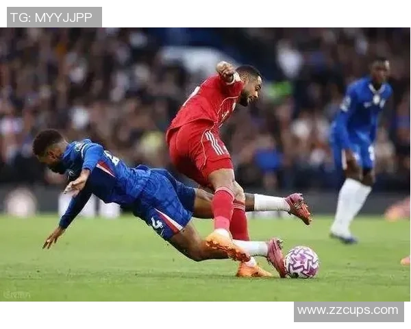 足球球星踢飞蝶瞬间引热议 球场外的偶然美丽与自然碰撞